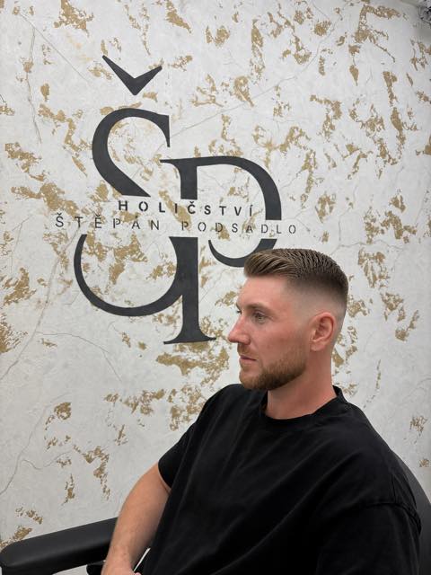 Pánský střih – slick back s fade